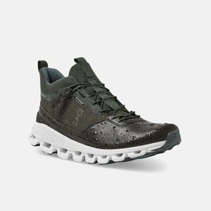 Womans New in box on Cloud Hi waterproof boots size 6